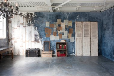 Boş odalı bir çatı katı dairesi.