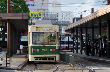 Japon şehrinde, gündüz görüşünde tren raylarından geçiyor. 