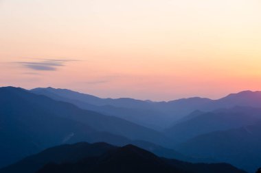Sisli dağlarda güzel bir günbatımı. Japonya 'da Doğa