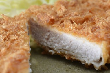 Tabakta kızarmış domuz pirzolası.