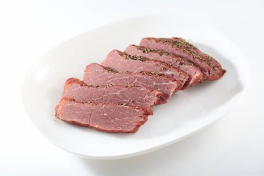 Baharatlı ve otlu dilimlenmiş et.