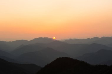 Sisli dağlarda güzel bir günbatımı. Japonya 'da Doğa