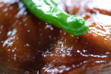 Yeşil biberli jöleli et yakın plan.