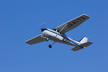 Arka planda mavi gökyüzünde uçan uçak