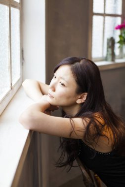 Çatı katındaki güzel Asyalı kadının portresi.