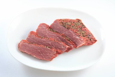 Baharatlı ve otlu dilimlenmiş et.