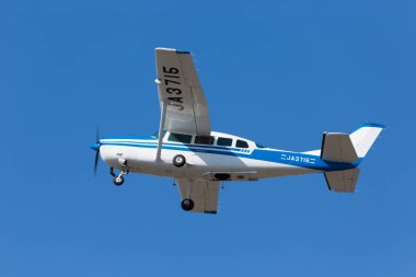 Arka planda mavi gökyüzünde uçan uçak