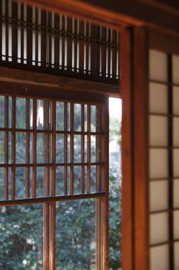 Ahşap pencere çerçeveli Japon tarzı oda