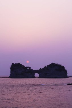 Uçurumları olan güzel bir sahil. Doğal arka plan. Denizin üzerinde güzel gün batımı