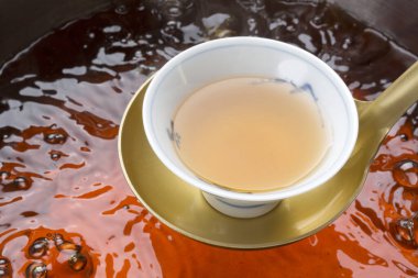 Sıcak suyu küçük beyaz kaseye dolduruyorum.