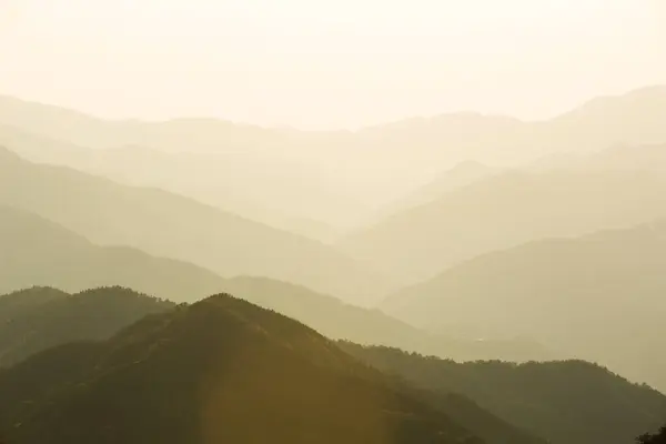안개가 산에서 일본의 — 스톡 사진