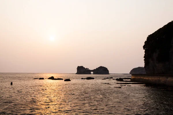 Piękne Wybrzeże Morskie Klifami Naturalne Tło Piękny Zachód Słońca Nad — Zdjęcie stockowe