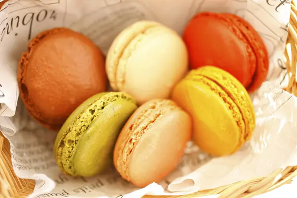 Vista Close Deliciosos Macarons Coloridos Cesta — Fotografia de Stock