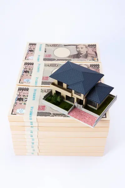 背景下的日元钞票和小房子模型 — 图库照片
