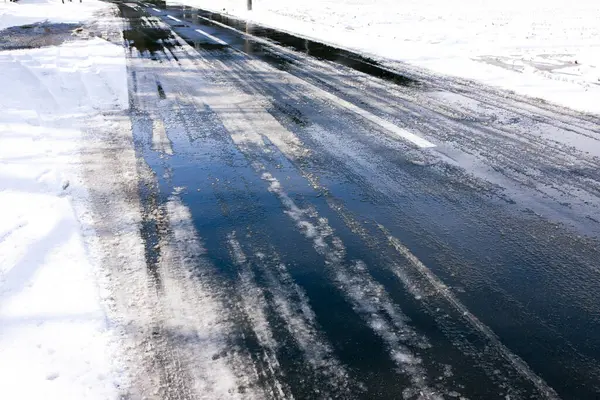 Χειμερινό Τοπίο Χιόνι Κάλυψε Άσφαλτο Δρόμο — Φωτογραφία Αρχείου