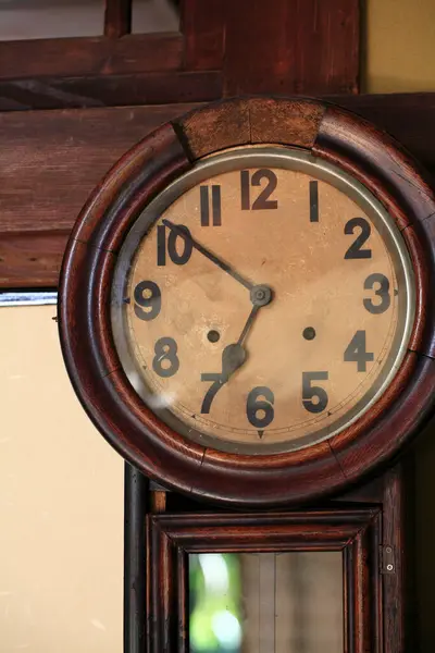 Vintage Uhr Einer Holzwand Hintergrund Nahaufnahme — Stockfoto