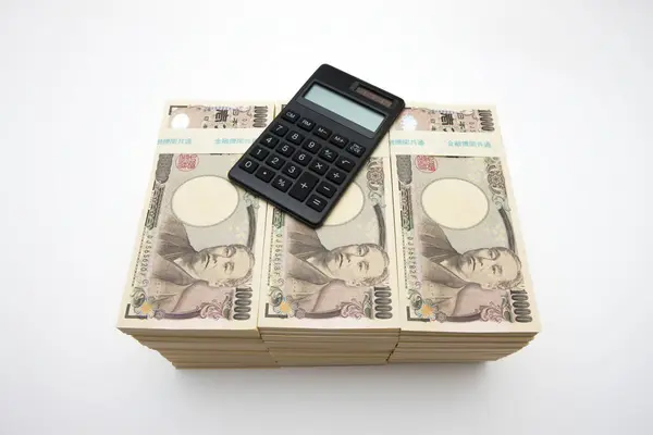 ホワイトバックで日本円マネーで計算機 ビジネスコンセプト — ストック写真