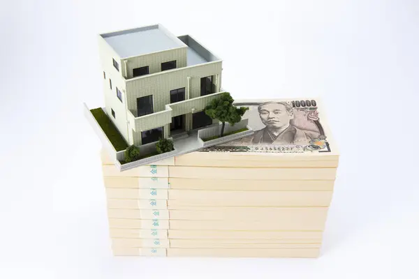 背景下的日元钞票和小房子模型 — 图库照片
