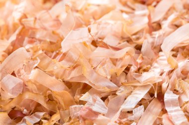 Yakından bakınca ince kıvrımlı bonito pullarının dokusunu gösteriyor.