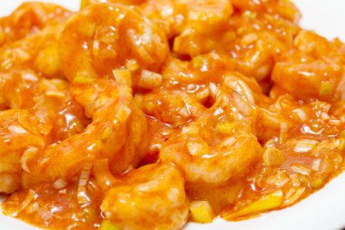 Biber soslu lezzetli karideslerin yakın plan görüntüsü.          