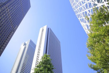 Gökdelen mavi gökyüzünün üzerinde 