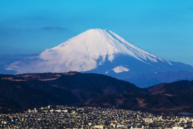 Fuji dağ manzarasının önündeki Japon şehri