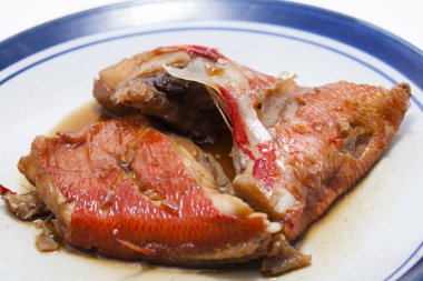 Kızarmış kırmızı balık (sebaste) tabakta, kapat