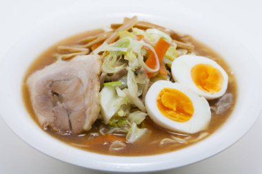 Japon yemeği, domuz eti, sebze, erişte ve yumurtalı udon çorbası.