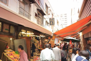 Japon şehrinin kalabalık caddesi, gündüz manzaralı.