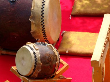 Yerdeki eski ahşap varil, kapat.