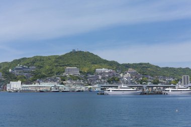 Nagasaki, Japonya 'daki limanın havadan görüntüsü.