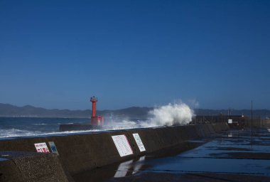 Japonya sahillerinde fırtına dalgaları