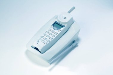 Beyaz arkaplanda modern beyaz telefonun yakın plan görüntüsü          