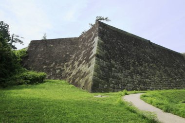  Antik taş duvar mimarisinin düşük açılı görüntüsü      