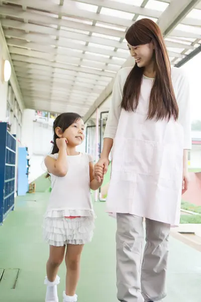 Madre Figlia Che Camminano Sulla Terrazza Della Scuola Tengono Mano — Foto Stock
