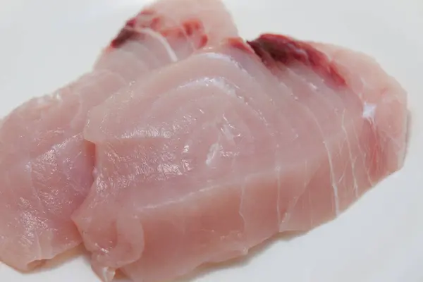 Pedaço Peixe Cru Prato Branco — Fotografia de Stock