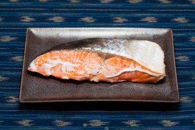 Japon yemeği mi? Tabakta pişmiş somon balığı