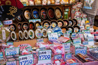 Sokak pazarında sergilenen renkli Japon hatıraları.