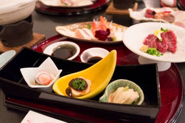 Masada lezzetli Japon yemekleri var.