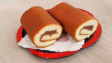 Lezzetli kekler, tabakta bisküviler 