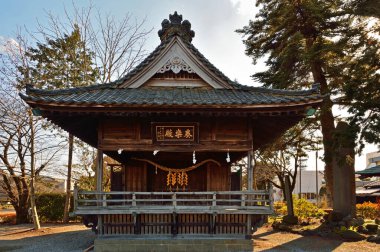 Geleneksel bir Japon türbesinin sakin fotoğrafı