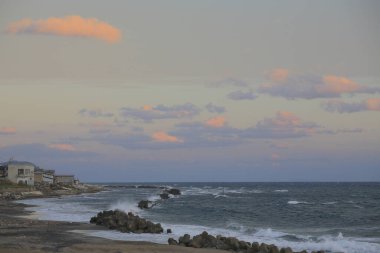 Sakin Akdeniz üzerinde güzel gün batımı 