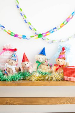 Şenlikli iç mekanlarda Noel oyuncakları, Noel şapkalarında oyuncak ayılar             