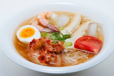 Erişte, kimchi, yumurta, karides ve et.