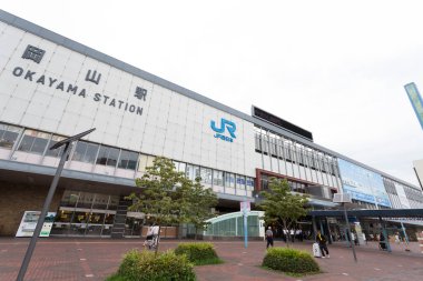 Yenilikçi mimarisi olan canlı bir Asya şehrinin fotoğrafı..