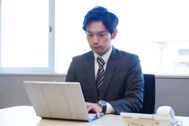 ofiste genç Asyalı işadamı