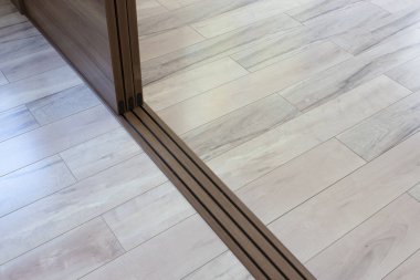 Modern iç mekanda ahşap zemin