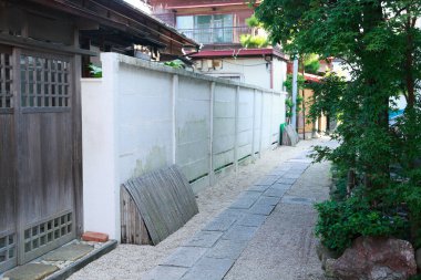 Güneşli bir günde eski şehir manzarası