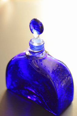 Güzel, mor ve mavi bir şişenin yakın plan çekimi.      