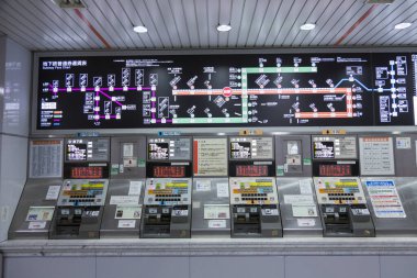 Tokyo, Japonya - Mart 13, 2 0 16: Tokyo, Japonya metro istasyonu.
